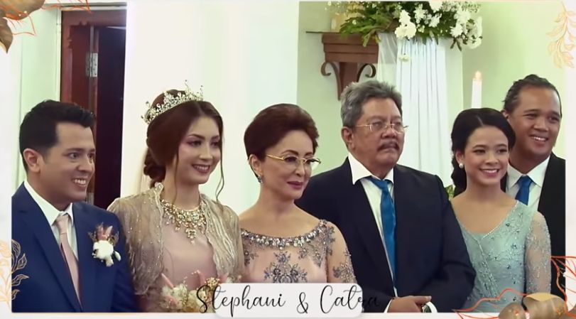 Momen pemberkatan anak Minati Atmanegara, Catra Felder dan Stephani Defirstta. [Youtube/Stephani Defirstta]