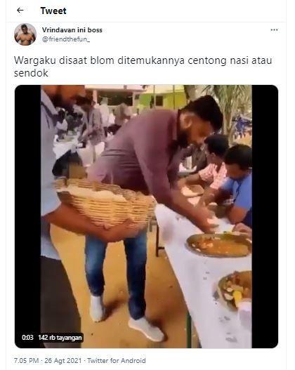 Bagikan nasi dengan tangan kosong (Twitter @friendthefun_)