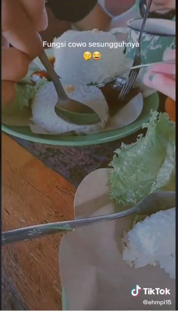 Fungsi pria saat makan bersama (TikTok @eh.apii)