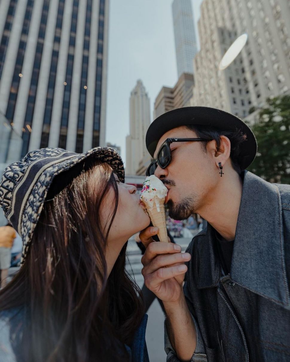 Momen Denny Sumargo dan istri pamer kemesraan di jalanan New York. (Instagram/dennysumargoreal)