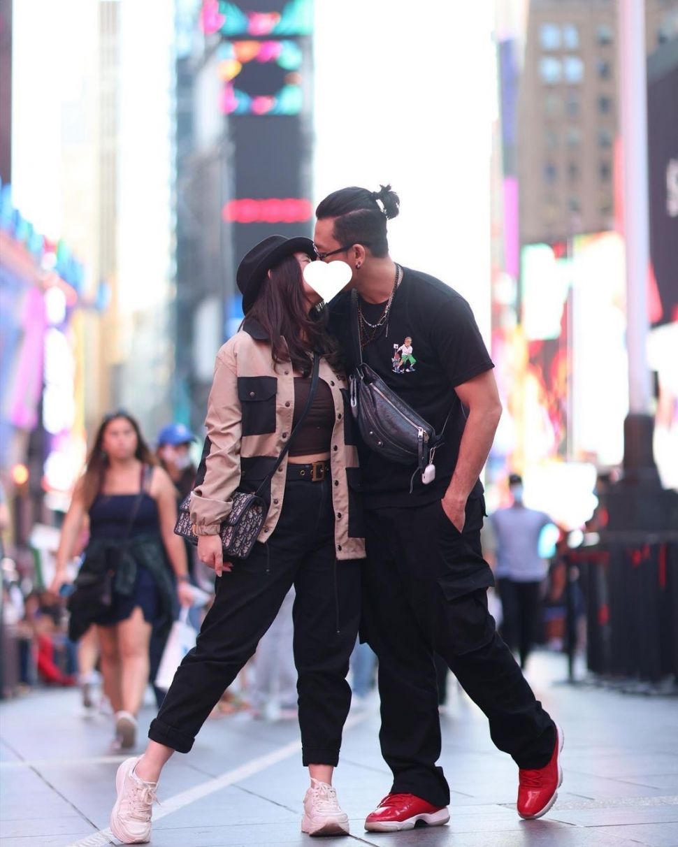 Momen Denny Sumargo dan istri pamer kemesraan di jalanan New York. (Instagram/dennysumargoreal)