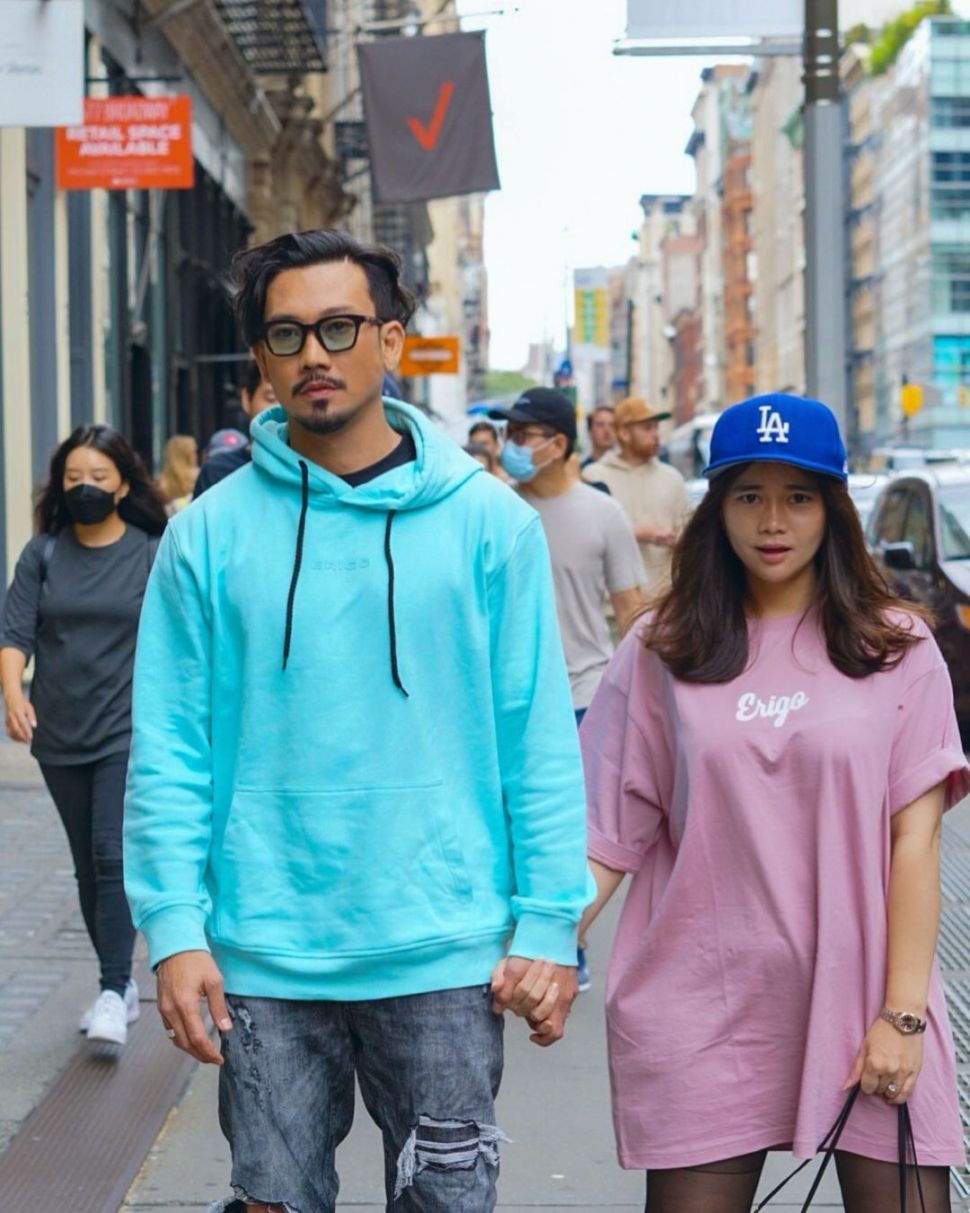 Momen Denny Sumargo dan istri pamer kemesraan di jalanan New York. (Instagram/dennysumargoreal)