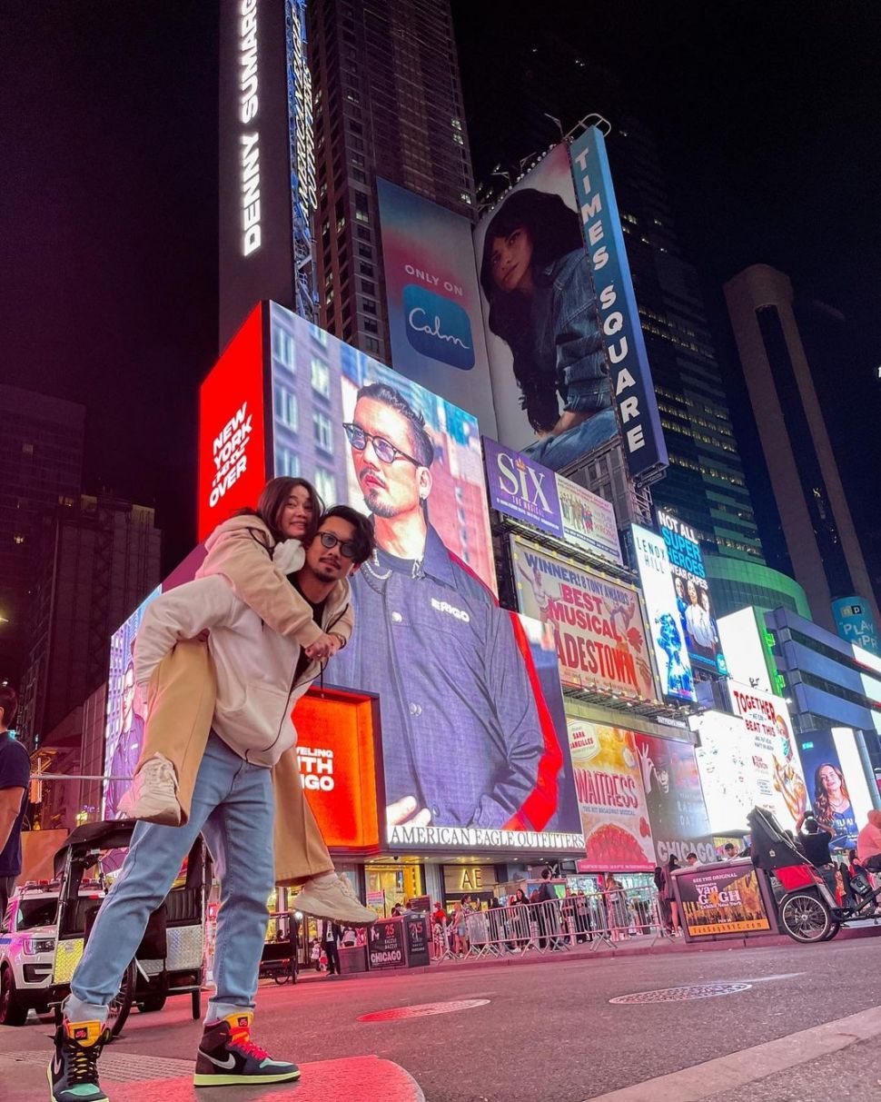 Momen Denny Sumargo dan istri pamer kemesraan di jalanan New York. (Instagram/dennysumargoreal)