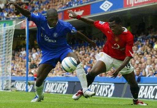 Eric Djemba Djemba (kanan) saat berseragam Manchester United. (JIM WATSON / AFP)