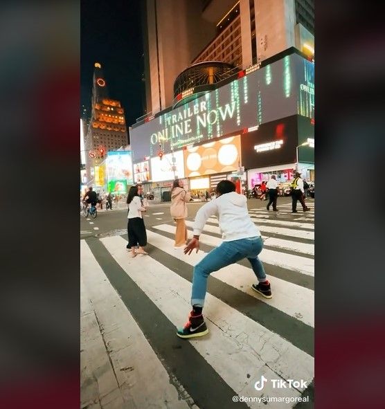 Momen Denny Sumargo dan istri pamer kemesraan di jalanan New York. (TikTok/dennysumargoreal)