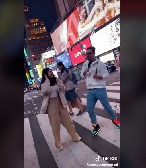 Momen Denny Sumargo dan istri pamer kemesraan di jalanan New York. (TikTiok/dennysumargoreal)