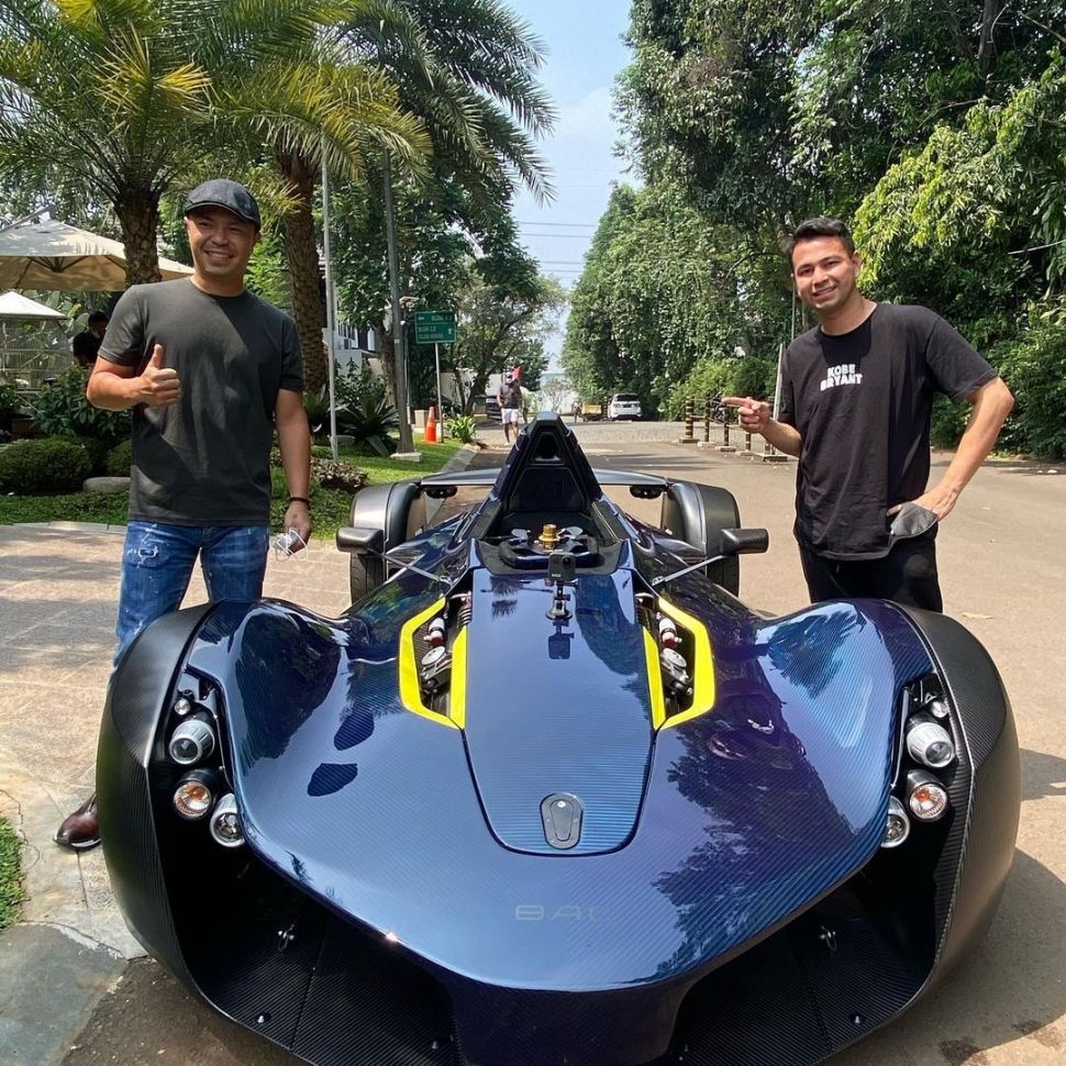 Raffi Ahmad berpose di depan supercar. [Instagram]