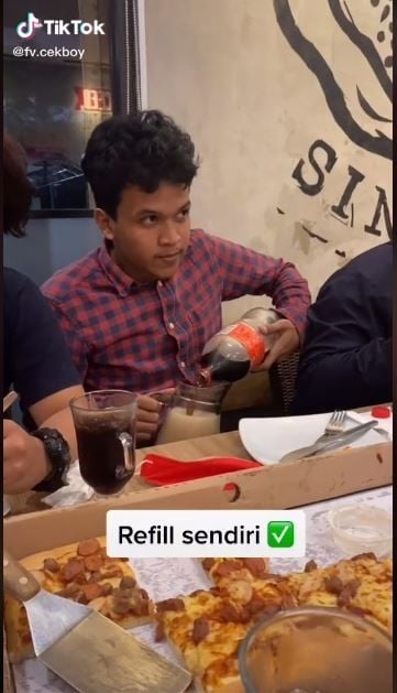 Refill minuman sendiri (TikTok @fv.cekboy)