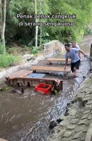 Nongkrong sambil ngopi di tengah sungai. (Tiktok)