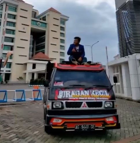 Mahasiswa Universitas Negeri Malang (UM) mengendarai pikap (pick up) ke kampus. [Instagram]