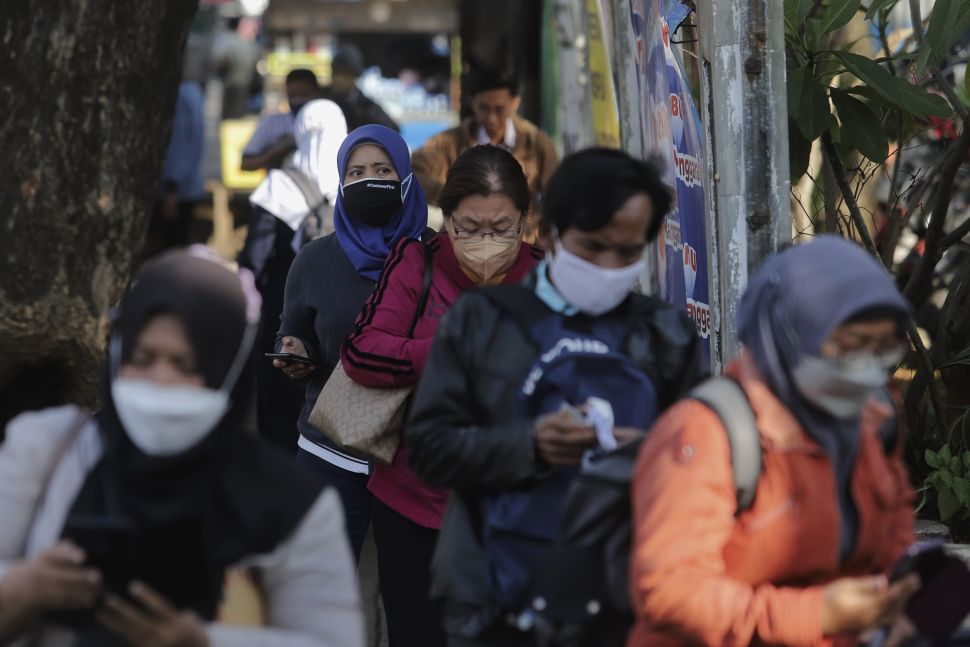 Sejumlah calon penumpang berjalan menuju Stasiun Manggarai, Jakarta, Senin (13/9/2021). [Suara.com/Angga Budhiyanto]