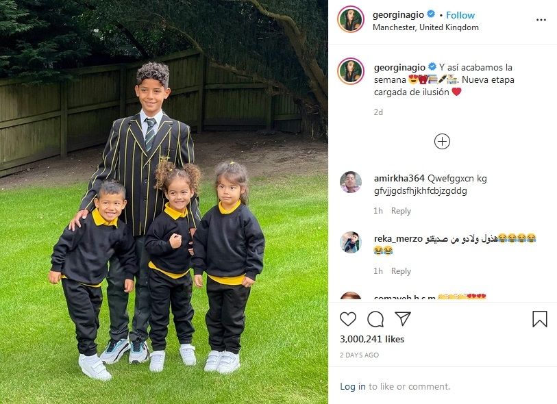 Anak-anak Cristiano Ronaldo berpose dengan seragam sekolah. [Tangkapan layar Instagram @georginagio]