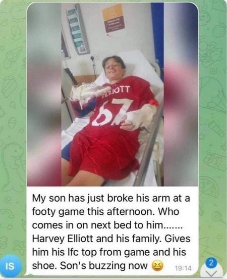 Seorang anak mendapat hadiah jersey dan sepatu dari pemain Liverpool Harvey Elliot. [Twitter Sportbible]