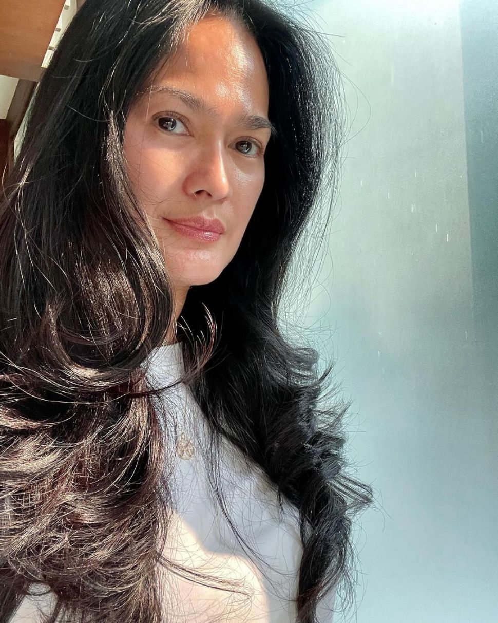 Potret Donna Harun pamer rambut panjang. (Instagram/donnaharunofficial)