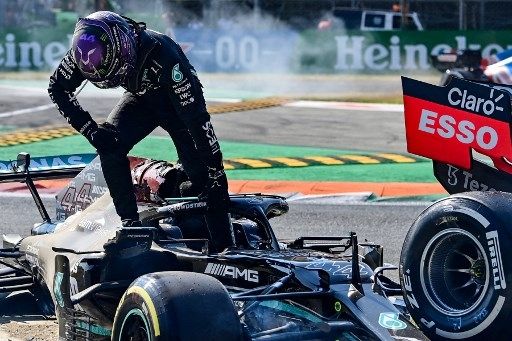 Pebalap Mercedes Lewis Hamilton tertimpa mobil pebalap Red Bull Max Verstappen di Sirkuit Monza, GP Italia, Minggu (12/9/2021). [AFP]