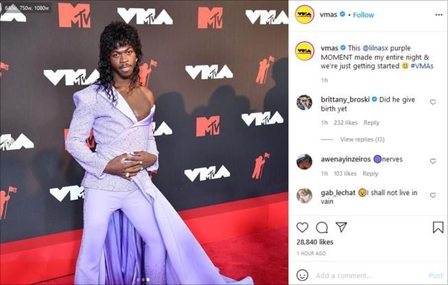 Gaya nyentrik rapper Lil Nas X di red carpet MTV VMAs 2021. (Instagram/@vmas)