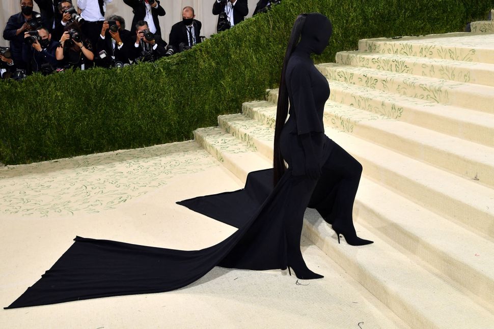 Kim Kardashian saat mengahadiri gelaran Met Gala 2021 di Metropolita Museum of Art, New York, Amerika, Senin (13/9). EDUARDO MUNOZ ALVAREZ / AFP