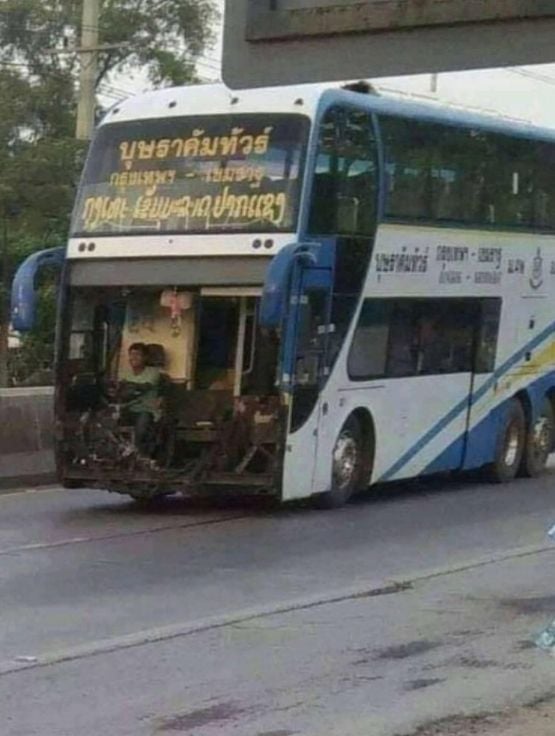 Viral penampakan bus trondol, kursi sopir jadi sorotan. (Facebook)