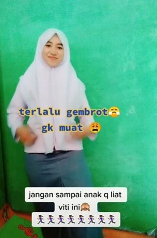 Penampilan ibu pakai seragam sekolah anak. (Tiktok/@discol23)