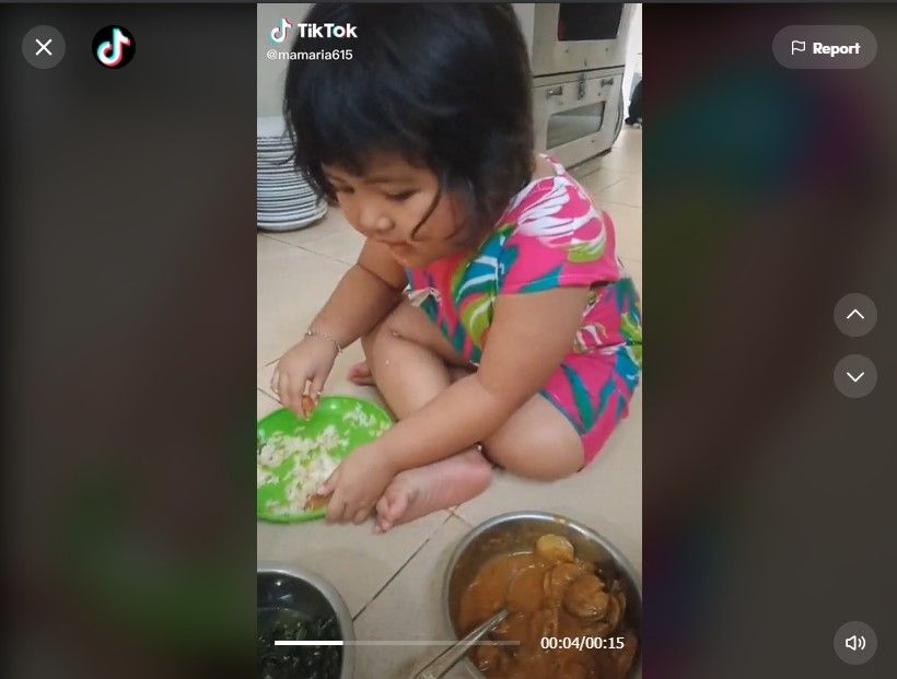 Bocah Perempuan Lahap Makan Gulai Jengkol, Warganet Jadi Ngiler. (Dok: TikTok/mamaria615)