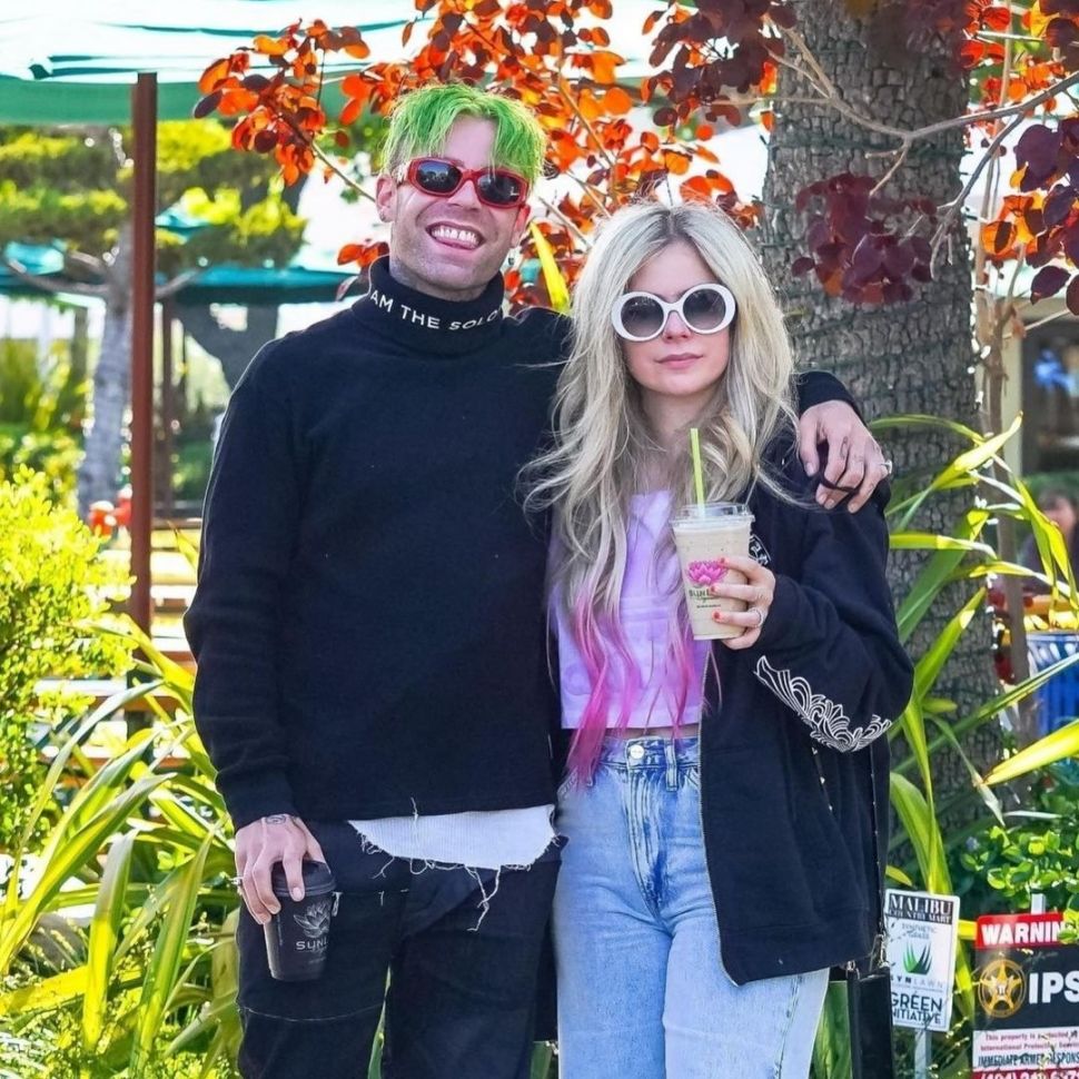 Potret mesra Avril Lavigne dan pacar. (Instagram)