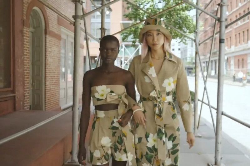 Oscar de la Renta Pamerkan Koleksi Terbaru Lewat Video Clip. (YouTube/Oscar de la Renta)