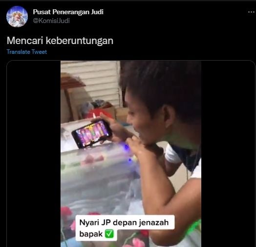 Pemuda main judi online di depan jenazah ayah. (Twitter/KomisiJudi)