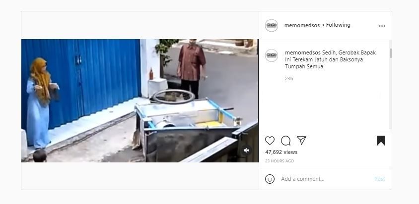 Gerobak bakso ambruk (Instagram @memomedsos)