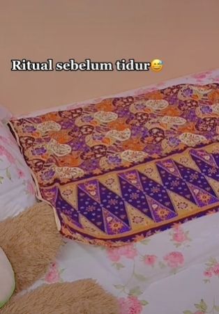 Cewek lakukan ritual sebelum tidur. (Tiktok)