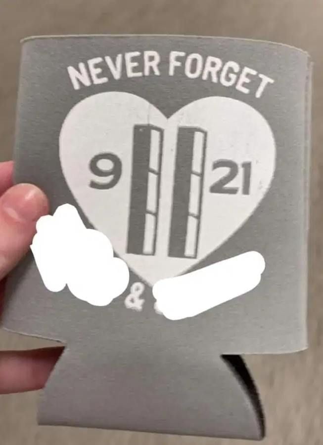 Penampakan undangan pernikahan pasangan dengan tema tragedi 9/11. (www.reddit.com)