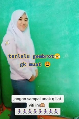 Penampilan ibu pakai seragam sekolah anak. (Tiktok/@discol23)