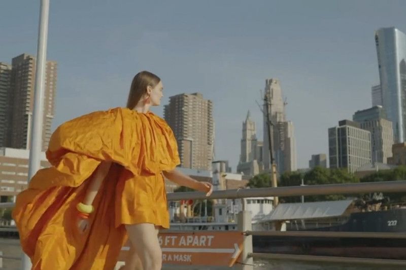 Oscar de la Renta Pamerkan Koleksi Terbaru Lewat Video Clip. (YouTube/Oscar de la Renta)