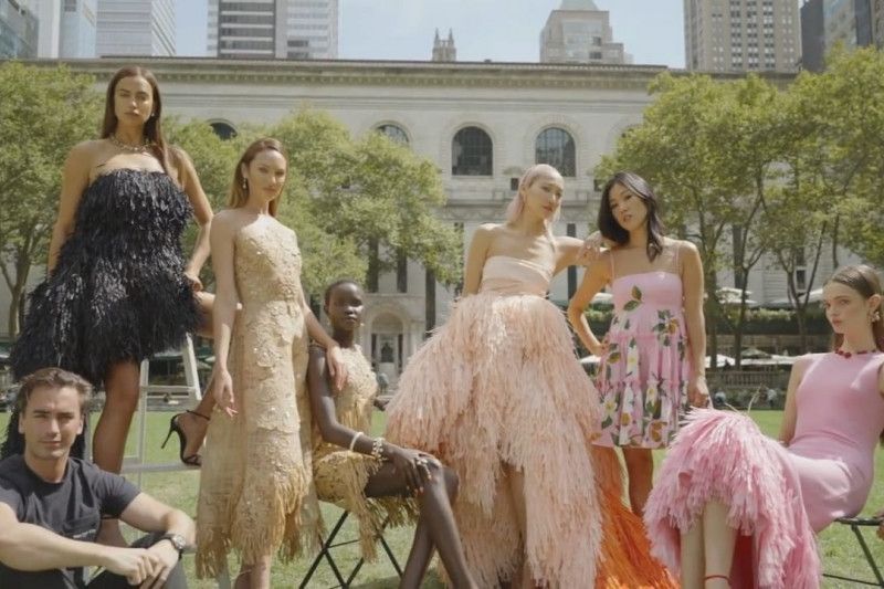 Oscar de la Renta Pamerkan Koleksi Terbaru Lewat Video Clip. (YouTube/Oscar de la Renta)