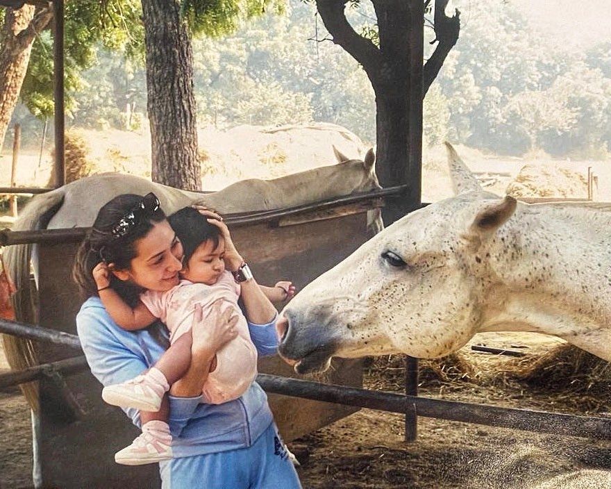 Gaya Artis Bollywood Momong Anak (instagram/@therealkarismakapoor)