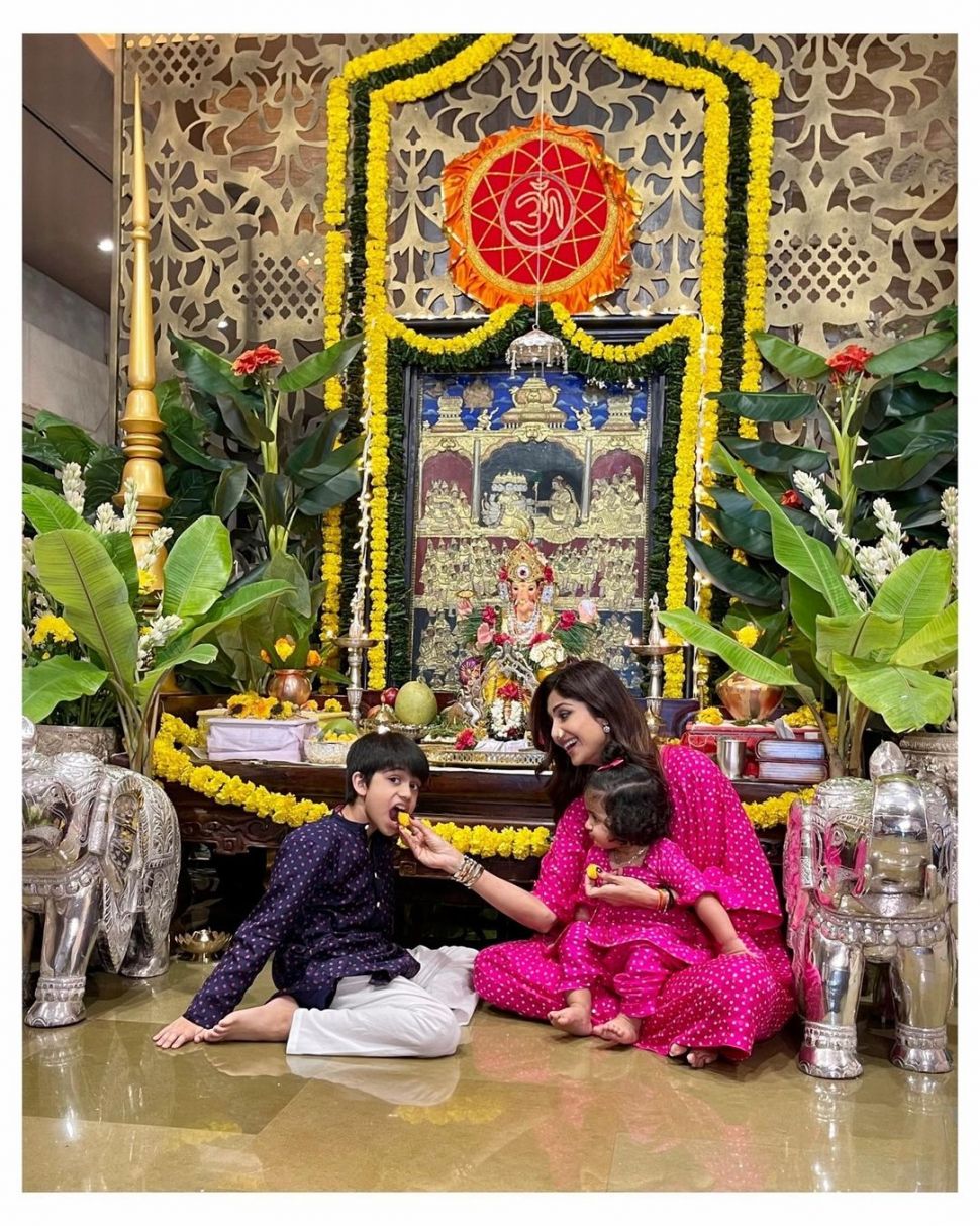 Gaya Artis Bollywood Momong Anak (instagram/@theshilpashetty)