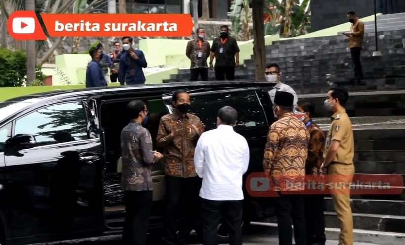 Gibran Rakabuming Raka mendampingi Jokowi (YouTube)