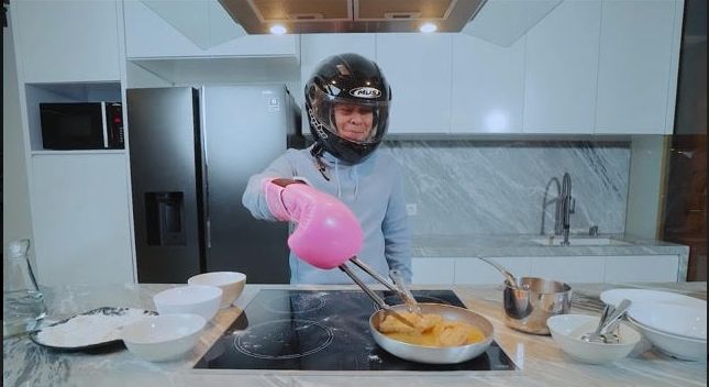 Artis masak pakai helm. [YouTube/Raditya Dika]