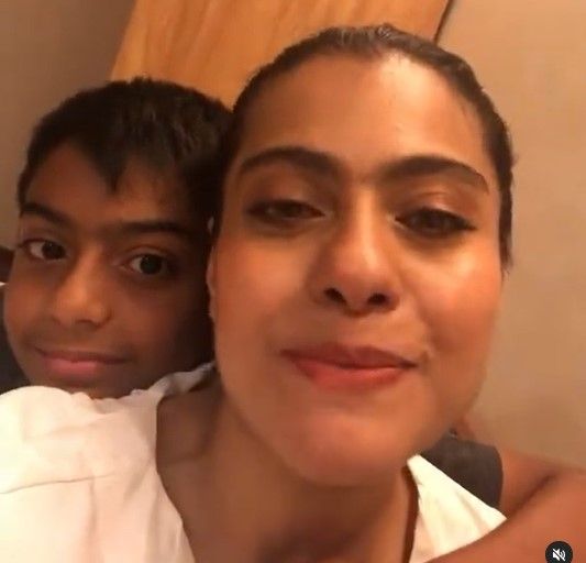 Gaya Artis Bollywood Momong Anak (instagram/@kajol)