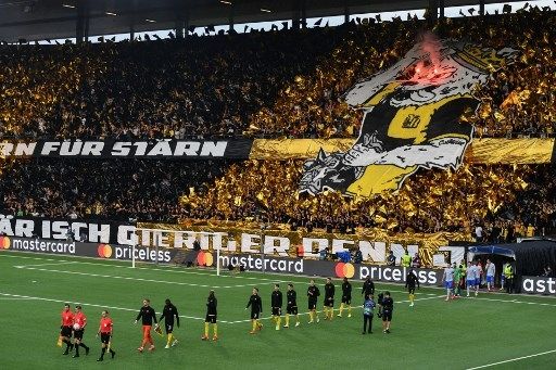 Pemain Young Boys memasuki lapangan jelang laga Liga Champions kontra Manchester United di  Stade de Suisse, Rabu (15/9/2021). [AFP]