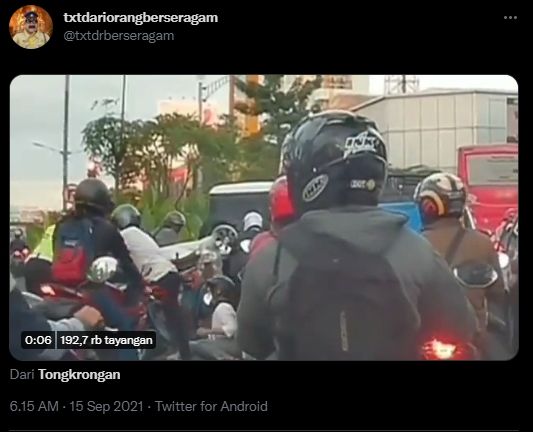 Pengendara motor hendak kabur dari razia polisi. (Twitter/@txtdariorangberseragam)