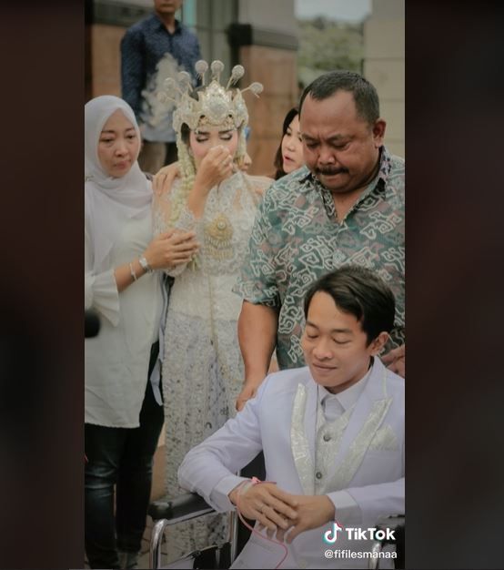 Pengantin Pria Sakit di Hari Pernikahan, Akad Bawa Infus (tiktok.com/@fifilesmanaa)
