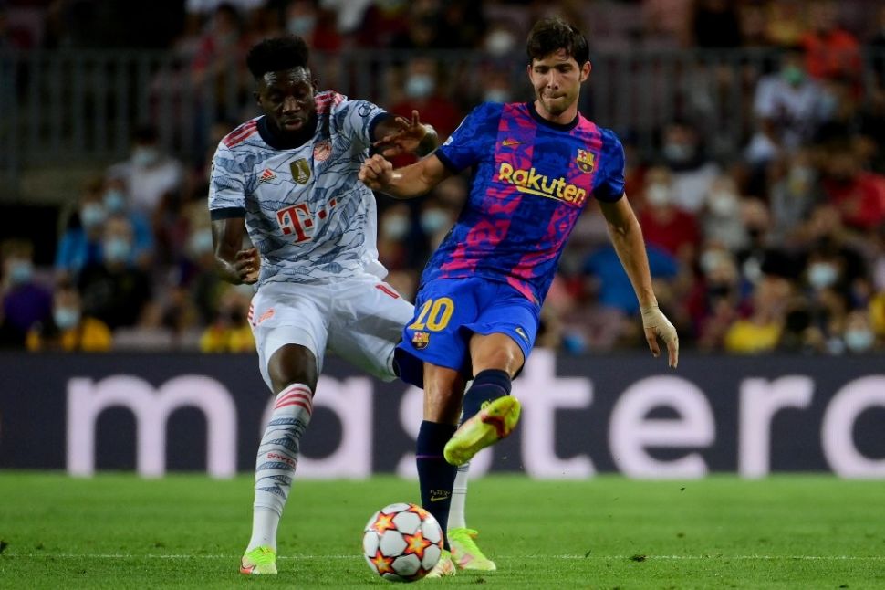 Pemain serbabisa Barcelona, Sergi Roberto (kanan) tampil pada laga Liga Champions kontra Bayern Munich di Camp Nou, Rabu (15/9/2021) dini hari WIB. [LLUIS GENE / AFP]