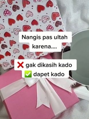 Wanita menangis dapat kado dari pacar. (Tiktok)