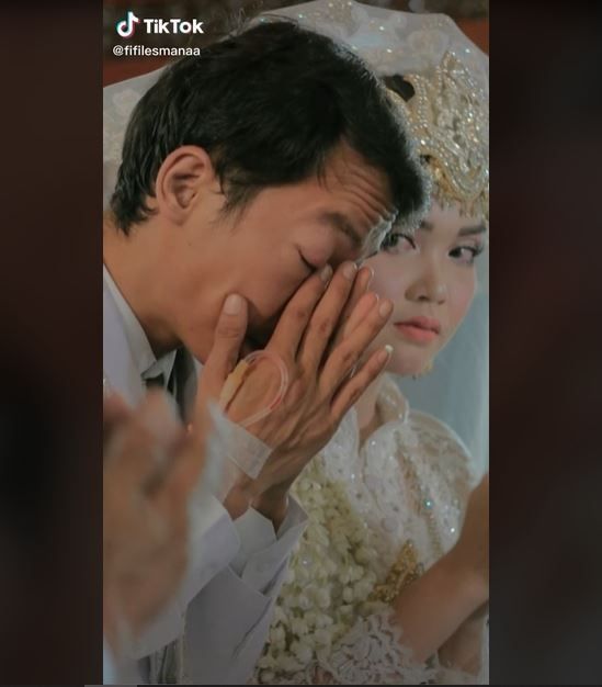 Pengantin Pria Sakit di Hari Pernikahan, Akad Bawa Infus (tiktok.com/@fifilesmanaa)