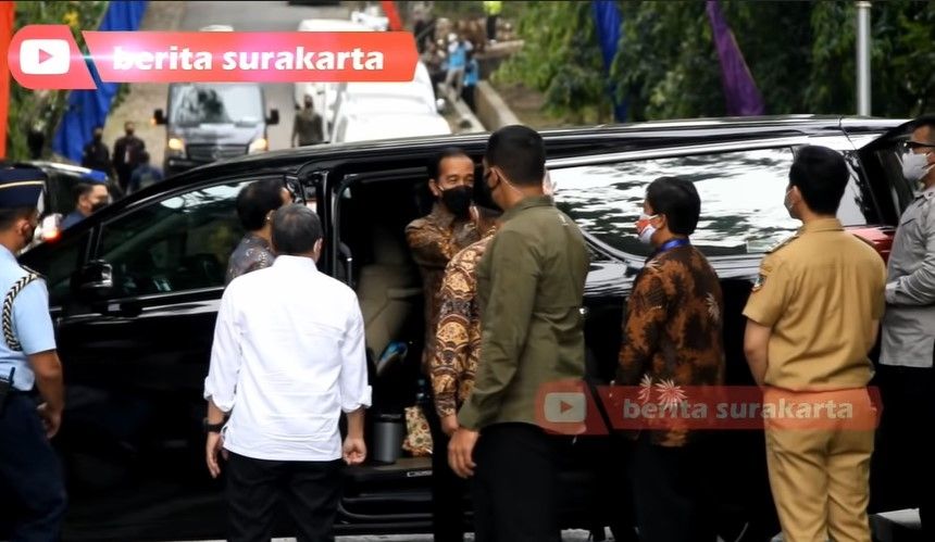 Gibran Rakabuming Raka mendampingi Jokowi (YouTube)