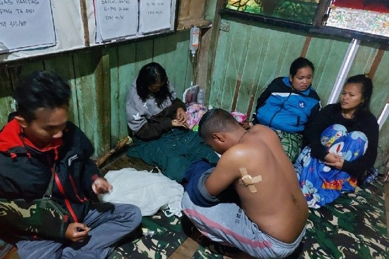 Tenaga kesehatan jatuh ke jurang Papua saat menyelamatkan diri dari serangan kelompok bersenjata atau KKB di Kiwirok, Kabupaten Pegunungan Bintang, Papua, Rabu (15/9/2021) malam. (Antara)