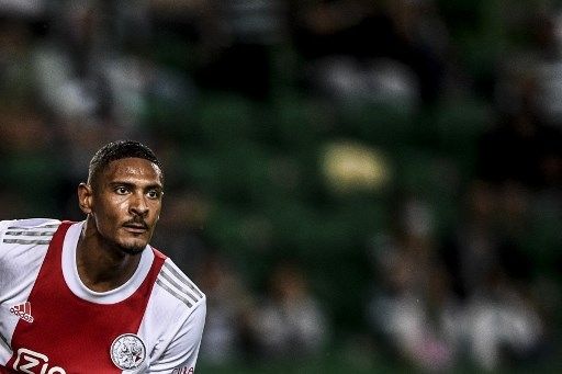 Pemain depan Ajax Sebastien Haller merayakan golnya saat pertandingan grup C putaran pertama Liga Champions menghadapi Sporting CP di stadion Jose Alvalade di Lisbon pada 15 September 2021.PATRICIA DE MELO MOREIRA / AFP