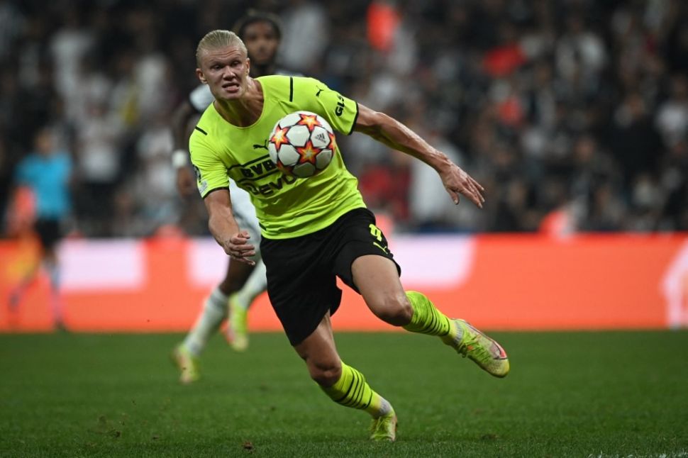 Penyerang Borussia Dortmund, Erling Haaland mengontrol bola saat menghadapi Besiktas dalam matchday pertama Grup C Liga Champions 2021/2022 di Istanbul, Kamis (16/9/2021) dini hari WIB. OZAN KOSE / AFP.