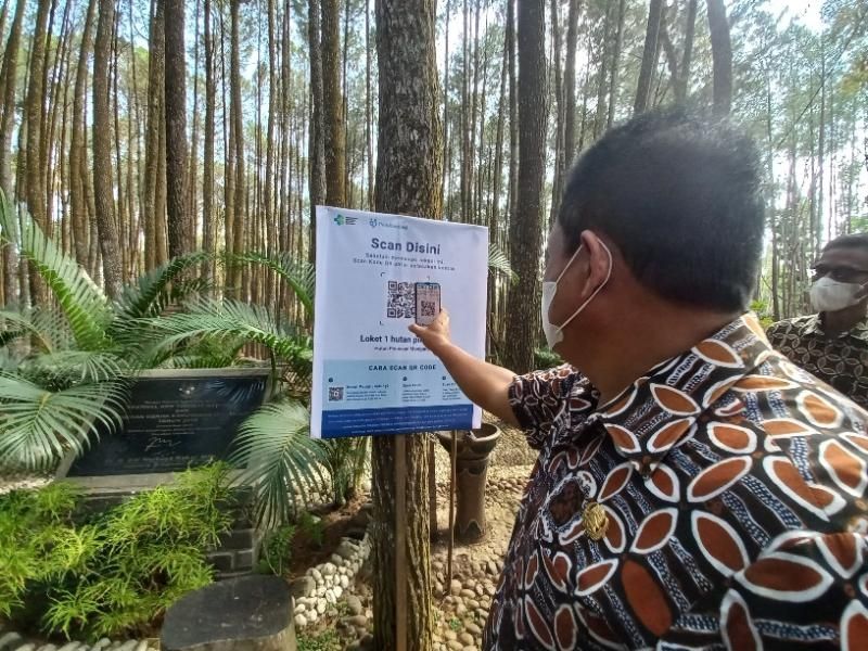 Wakil Bupati Bantul Joko Budi Purnomo memindai barcode di aplikasi PeduliLindungi saat meninjau kesiapan uji coba wisata di Hutan Pinussari Mangunan, Kamis (16/9/2021). - (SuaraJogja.id/Rahmat Jiwandono)