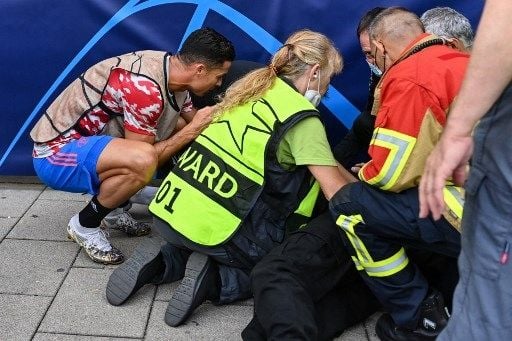 Cristiano Ronaldo hampiri petugas steward yang tumbang karena dirinya. (Fabrice COFFRINI / AFP)